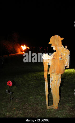 Preston, Lancashire, Royaume-Uni. 11Th Nov, 2018. Coupé de soldat, de pavot et de balise sur 11 novembre 2018 sur le mur de la mer donnant sur la baie de Morecambe, Lancashire et pour l'événement pour commémorer le centenaire de la fin de la Première Guerre mondiale lorsque la balise a été allumé à 19h00. Crédit : Andrew Bell/Alamy Live News Banque D'Images