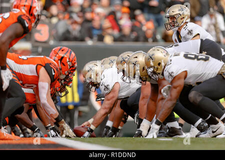 Cincinnati, OH, USA. 11Th Nov, 2018. New Orleans Saints quarterback Drew Brees (9) se préparer à reprendre le jonc dans un match entre les New Orleans Saints et les Bengals de Cincinnati le 11 novembre 2018 au Stade Paul Brown à Cincinnati, OH. Les Saints a gagné 51-14. Adam Lacy/CSM/Alamy Live News Banque D'Images