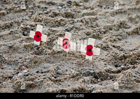 Des incendies en Californie, USA. 11Th Nov, 2018. Trois croix baring coquelicots placés dans le sable sur la plage de Gorleston, mettre des noms à certains des héros de la Première Guerre mondiale qui ont quitté les côtes britanniques pour ne jamais revenir marquant 100 ans après la fin du conflit. Credit : Adrian Buck/Alamy Live News Banque D'Images