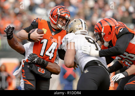 Cincinnati, OH, USA. 11Th Nov, 2018. Le quart-arrière des Bengals de Cincinnati Andy Dalton (14) est licencié dans un match entre les New Orleans Saints et les Bengals de Cincinnati le 11 novembre 2018 au Stade Paul Brown à Cincinnati, OH. Les Saints a gagné 51-14. Adam Lacy/CSM/Alamy Live News Banque D'Images