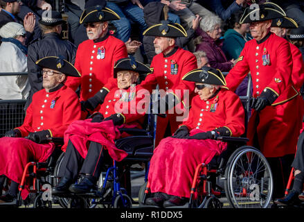 Whitehall, Londres, Royaume-Uni. 11 novembre 2018. La 11e heure du 11e jour. Des milliers de personnes se rassemblent au cénotaphe pour commémorer le 100e anniversaire de la fin de la Première Guerre mondiale . Les anciens combattants et des militaires en prenant part à la personnelle depuis mars ont été rejoints par 10 000 membres du public choisis par scrutin pour se souvenir de leurs propres parents qui ont perdu la vie durant le conflit. Sa majesté la Reine a conduit ceux qui étaient réunis dans une 2 minute de silence suivie par le dépôt de couronnes par les membres de la famille royale et d'autres dignitaires de l'UK et dans le monde. Credit : Newspics UK South/Alamy vivre Banque D'Images