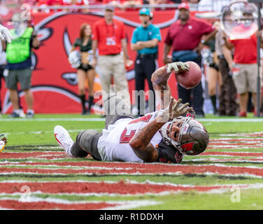 Tampa, Floride, USA. 11Th Nov, 2018. Tampa Bay Buccaneers receveur Mike Evans (13) ne peut pas faire de la zone des prises accessoires dans le 4e trimestre au cours du match entre les Redskins de Washington et les Tampa Bay Buccaneers chez Raymond James Stadium de Tampa, Floride. Del Mecum/CSM/Alamy Live News Banque D'Images