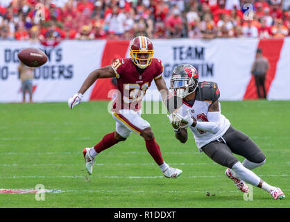 Tampa, Floride, USA. 11Th Nov, 2018. Tampa Bay Buccaneers receveur DeSean Jackson (11) fait de la capture dans la 2e moitié pendant le jeu entre les Redskins de Washington et les Tampa Bay Buccaneers chez Raymond James Stadium de Tampa, Floride. Del Mecum/CSM/Alamy Live News Banque D'Images