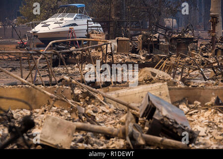 Magalia, CA, USA. 11Th Nov, 2018. Un bateau reste intacte dans la cour de la maison détruite au cours du feu de camp le dimanche, Novembre 11, 2018 à Magalia. Crédit : Paul Kitagaki Jr./ZUMA/Alamy Fil Live News Banque D'Images