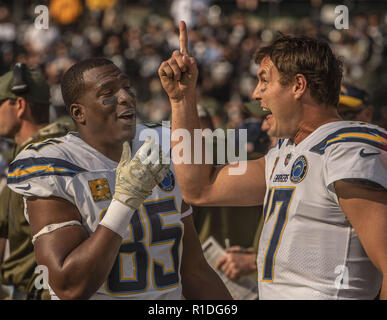 Oakland, Californie, USA. 11Th Nov, 2018. Los Angeles Chargers tight end Antonio Gates (85) et le quart-arrière Philip Rivers (17) heureux de gagner le dimanche, Novembre 11, 2018, au Oakland-Alameda County Coliseum, Oakland, Californie. Les chargeurs a défait les Raiders 20-6. Crédit : Al Golub/ZUMA/Alamy Fil Live News Banque D'Images