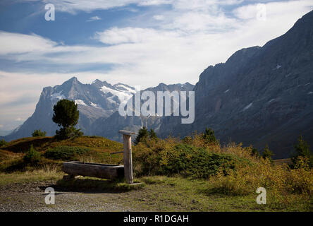 Grindelwald, Berne, Swittzerland. 13 Oct, 2018. Le 24 septembre 2018. La région de l'Oberland bernois en Suisse est couvert par des sentiers de randonnée et de vélo de montagne et offre une vue sur l'Eiger, Mönch et Jungfrau et la vallée de Grindelwald, Suisse. Credit : Ralph Lauer/ZUMA/Alamy Fil Live News Banque D'Images