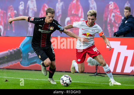 Leipzig, Allemagne. 11Th Nov, 2018. Leipzig's Kevin Kampl (R) rivalise avec Leverkusen's Lars Bender lors d'un match de Bundesliga allemande entre Leipzig et Bayer 04 Leverkusen à Leipzig, Allemagne, le 11 novembre 2018. Leipzig a gagné 3-0. Crédit : Kevin Voigt/Xinhua/Alamy Live News Banque D'Images