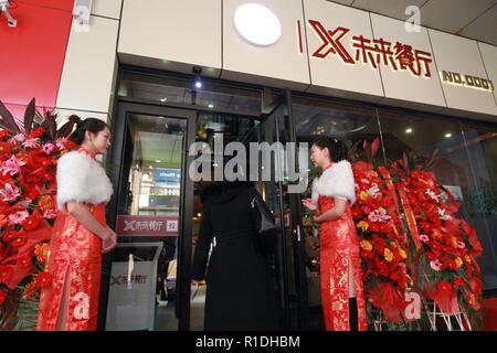 Tianjin, Tianjin, Chine. 12Th Nov, 2018. Tianjin, Chine - Le premier X Cafe de JD.com, Inc. ouvre en Amérique du ChinaÃ¢â€ Tianjin. Travailler comme des robots serveurs du X Café et peuvent commander de la nourriture pour les clients. Le robot serveurs peuvent également la livraison de la nourriture à la table. Le café peut accueillir 100 clients à most.JD.com, Inc., également connu sous le nom de Jingdong et anciennement appelé 360acheter, est une entreprise de commerce électronique chinois basé à Beijing. C'est l'un des deux énormes B2C les détaillants en ligne en Chine par le volume des transactions et du revenu, un membre de la liste Fortune Global 500 et un des principaux concurrents Banque D'Images