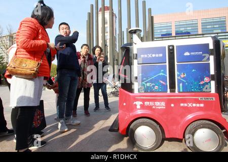 Tianjin, Tianjin, Chine. 12Th Nov, 2018. Tianjin, Chine - Le premier X Cafe de JD.com, Inc. ouvre en Amérique du ChinaÃ¢â€ Tianjin. Travailler comme des robots serveurs du X Café et peuvent commander de la nourriture pour les clients. Le robot serveurs peuvent également la livraison de la nourriture à la table. Le café peut accueillir 100 clients à most.JD.com, Inc., également connu sous le nom de Jingdong et anciennement appelé 360acheter, est une entreprise de commerce électronique chinois basé à Beijing. C'est l'un des deux énormes B2C les détaillants en ligne en Chine par le volume des transactions et du revenu, un membre de la liste Fortune Global 500 et un des principaux concurrents Banque D'Images