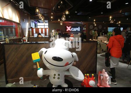 Tianjin, Tianjin, Chine. 12Th Nov, 2018. Tianjin, Chine - Le premier X Cafe de JD.com, Inc. ouvre en Amérique du ChinaÃ¢â€ Tianjin. Travailler comme des robots serveurs du X Café et peuvent commander de la nourriture pour les clients. Le robot serveurs peuvent également la livraison de la nourriture à la table. Le café peut accueillir 100 clients à most.JD.com, Inc., également connu sous le nom de Jingdong et anciennement appelé 360acheter, est une entreprise de commerce électronique chinois basé à Beijing. C'est l'un des deux énormes B2C les détaillants en ligne en Chine par le volume des transactions et du revenu, un membre de la liste Fortune Global 500 et un des principaux concurrents Banque D'Images