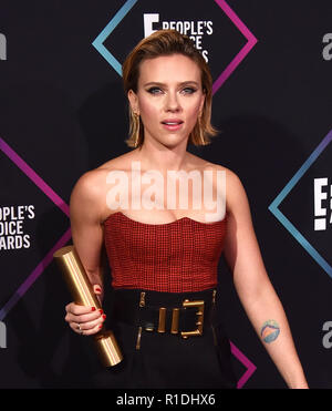 SANTA MONICA, CA - le 11 novembre : Scarlett Johansson pose dans la salle de presse au cours de la People's Choice Awards 2018 au Barker Hangar le 11 novembre 2018 à Santa Monica, en Californie. Photo : imageSPACE/MediaPunch MediaPunch Crédit : Inc/Alamy Live News Banque D'Images