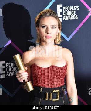 SANTA MONICA, CA - le 11 novembre : Scarlett Johansson pose dans la salle de presse au cours de la People's Choice Awards 2018 au Barker Hangar le 11 novembre 2018 à Santa Monica, en Californie. Photo : imageSPACE/MediaPunch MediaPunch Crédit : Inc/Alamy Live News Banque D'Images