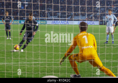 Vigo, Espagne. 11 Nov 2018 ;. Sergio Ramos Le scoring de mort au cours de la Liga match entre Real Club Celta de Vigo et Real Madrid en Balaidos stadium ; Vigo ; score 2 à 4. Credit : Brais Seara/Alamy Live News Banque D'Images