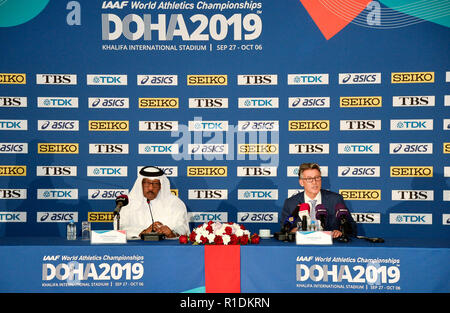 Doha, Qatar. 11Th Nov, 2018. Vice-président de l'IAAF et directeur général du Comité local d'organisation Championnats du monde d'athlétisme 2019 de Doha Dahlan al-Hamad (L) et l'Association Internationale des Fédérations d'athlétisme (IAAF) Président Sebastian Coe, assister à la conférence de presse officielle des Championnats mondiaux d'athlétisme 2019 de Doha à Doha, capitale du Qatar, le 11 novembre 2018. Credit : Nikku/Xinhua/Alamy Live News Banque D'Images