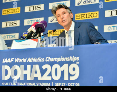 Doha, Qatar. 11Th Nov, 2018. Association Internationale des Fédérations d'athlétisme (IAAF) Sebastian Coe Président parle au cours de la conférence de presse officielle des Championnats du monde d'athlétisme de l'IAAF de 2019 de Doha à Doha, capitale du Qatar, le 11 novembre 2018. Credit : Nikku/Xinhua/Alamy Live News Banque D'Images