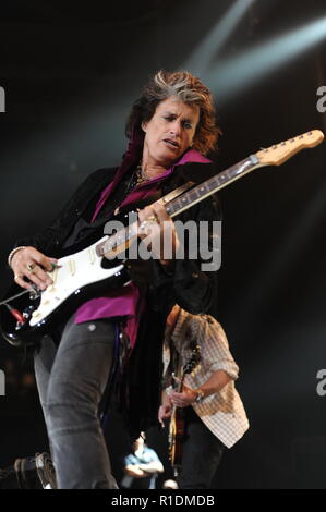 SUNRISE, FL - Août 09 : Steven Tyler et Joe Perry d'Aerosmith effectuer à l'armée, des bandes verrouillé, prêt à jouer tour à la Bank Atlantic Center. Le 9 août 2010 à Sunrise, en Floride. People : Joe Perry Banque D'Images