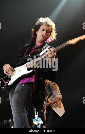 SUNRISE, FL - Août 09 : Steven Tyler et Joe Perry d'Aerosmith effectuer à l'armée, des bandes verrouillé, prêt à jouer tour à la Bank Atlantic Center. Le 9 août 2010 à Sunrise, en Floride. People : Joe Perry Banque D'Images