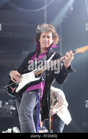 SUNRISE, FL - Août 09 : Steven Tyler et Joe Perry d'Aerosmith effectuer à l'armée, des bandes verrouillé, prêt à jouer tour à la Bank Atlantic Center. Le 9 août 2010 à Sunrise, en Floride. People : Joe Perry Banque D'Images