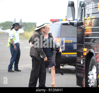 MIAMI - 06 DÉCEMBRE : Joe Perry le guitariste d'Aerosmith effectue à Dolphins de Miami vs New England Patriots match au stade Landshark sans son groupe Aerosmith. La rumeur court que les bandes frontman Steven Tyler a quitté le groupe pour 2 ans , peut-être pour revenir à rehab. 06 décembre 2009, à Miami Beach, Floride. People : Joe Perry Banque D'Images