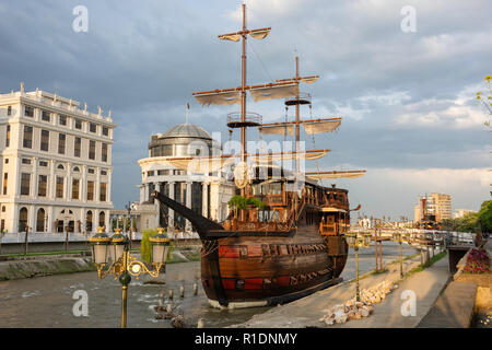 Ship Hotel Senigallia sur les banques du fleuve Vardar, au crépuscule, Skopje, Skopje, République de Macédoine du Nord Banque D'Images