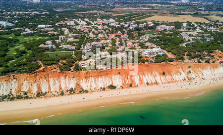Vue aérienne de la plage de l'Algarve. Belle plage de Falesia de dessus au Portugal. Banque D'Images