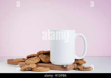 15oz mug immersive avec des biscuits et du lait Banque D'Images