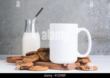 15oz mug immersive avec des biscuits et du lait Banque D'Images