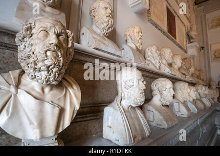 Bustes en marbre de philosophes dans la Salle des Philosophes, dans les musées du Capitole, Rome, Italie. Banque D'Images