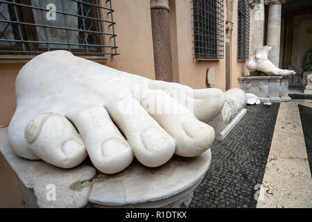 Le pied droit du colosse de Constantine dans la cour du Palazzo dei Conservatori, partie du Musée Capitolin, Rome, Italie. Banque D'Images