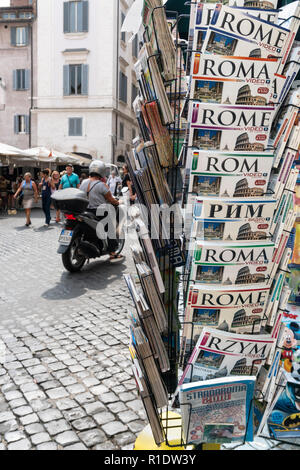 Guides touristiques à Rome dans une variété de langues, en vente dans le Campo de Fiore, Rome, Italie. Banque D'Images