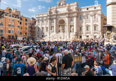 Des hordes de touristes en visite à la Fontaine de Trevi, l'un des plus populaires attractions touristiques de Rome, Italie. Banque D'Images