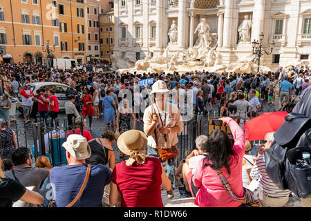 Des hordes de touristes en visite à la Fontaine de Trevi, l'un des plus populaires attractions touristiques de Rome, Italie. Banque D'Images