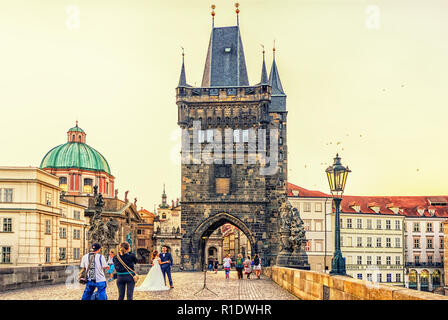 Couple de mariés sur le Pont Charles, matin séance photos. Banque D'Images
