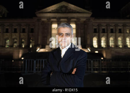 Maire de Londres Sadiq Khan se trouve à l'extérieur du bâtiment du Reichstag à Berlin, l'accueil du Parlement allemand, au début d'une visite de trois jours à Berlin et à Paris où il rencontrera les dirigeants d'entreprise et les hommes politiques. Banque D'Images