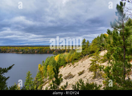 Dunes de sable dans huron national forest. Les couleurs de l'automne avait juste commencé à montrer. C'était une belle journée nuageuse au Michigan. Banque D'Images