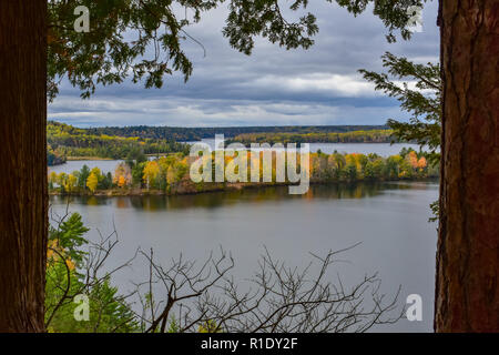 Île, le long de la rivière Ausable. Cette photo a été prise entre deux énormes pins. Les couleurs d'automne étaient commencer juste à montrer. Banque D'Images