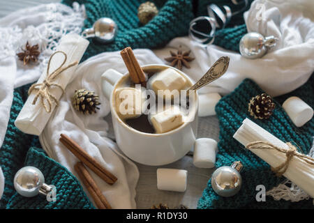 Une tasse de café et de la guimauve dans la nouvelle année table de Noël Banque D'Images