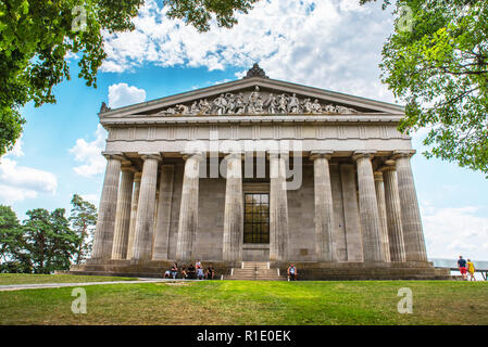 De Donaustauf, Bavière, Allemagne - 27 juillet, 2018 : les touristes en tournée près de Hall of fame - mémorial Walhalla Banque D'Images