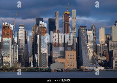 Manhattan Skyline vue de West New York dans l'Hudson. Banque D'Images
