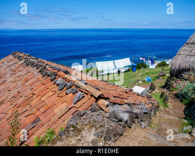 Image de vieux chalets et de vêtements en ligne avec blanchisserie à la plage sur les Açores Portugal Europe Banque D'Images