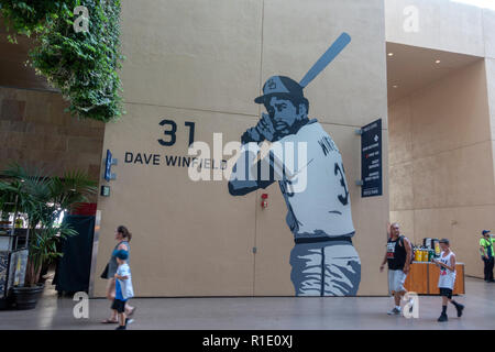 Hall of Famer Dave Winfield immortalisés sur un mur à l'intérieur de Petco Park, domicile de l'équipe de baseball des Padres de San Diego, San Diego, CA, United States. Banque D'Images