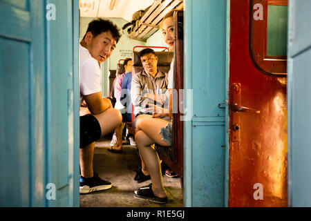 Express-train au Sri Lanka. Le compartiment est un échange d'informations pour des expériences de voyage de toutes sortes Banque D'Images