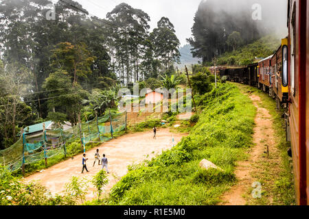 Train et volley ball au Sri Lanka. Le volley est le sport national au Sri Lanka. Partout il y a des terrains de jeu qui sont bien utilisés Banque D'Images