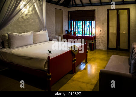 Chambre d'hôtel au Sri Lanka. Chaque bungalow est un endroit parfait pour se reposer Banque D'Images