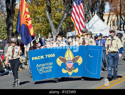 Prescott, Arizona, USA - 10 novembre 2018 : Les Scouts marchant dans le Veteran's Day Parade sur Cortez St. Banque D'Images