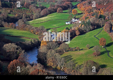 Wye Valley en automne près de Builth Wells avec la lumière de fin d'après-midi, Pays de Galles, Royaume-Uni Banque D'Images