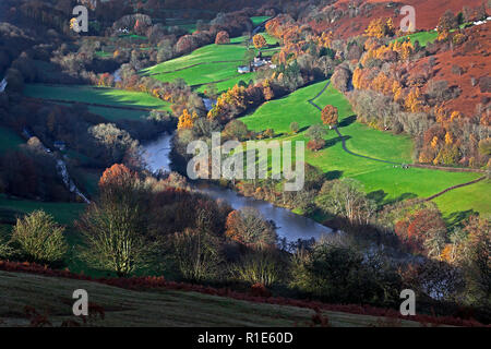 Wye Valley en automne près de Builth Wells avec la lumière de fin d'après-midi, Pays de Galles, Royaume-Uni Banque D'Images