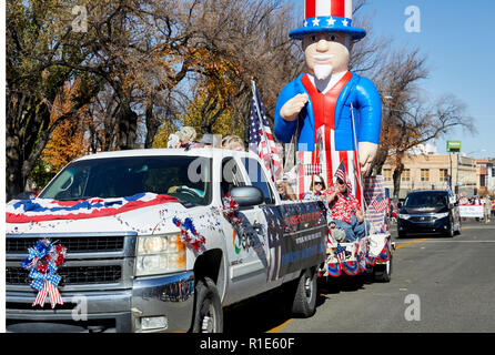 Prescott, Arizona, USA - 10 novembre 2018 : APS flotter dans le Veteran's Day Parade sur Cortez St. Banque D'Images