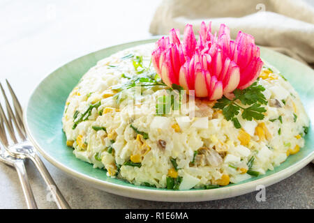 Salade festive avec du riz, l'oignon, l'Œuf, le maïs et les champignons sur une table en pierre ou en béton gris. Banque D'Images