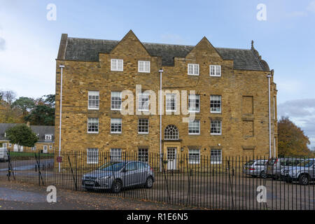 Ecton Hall, un bel exemple de l'architecture néo-gothique de 1756, Ecton, Northamptonshire, Angleterre ; maintenant, les unités d'habitation. Banque D'Images